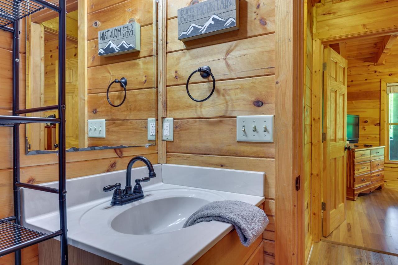 Riverfront Ellijay Cabin With Deck And Pool Access! Bagian luar foto