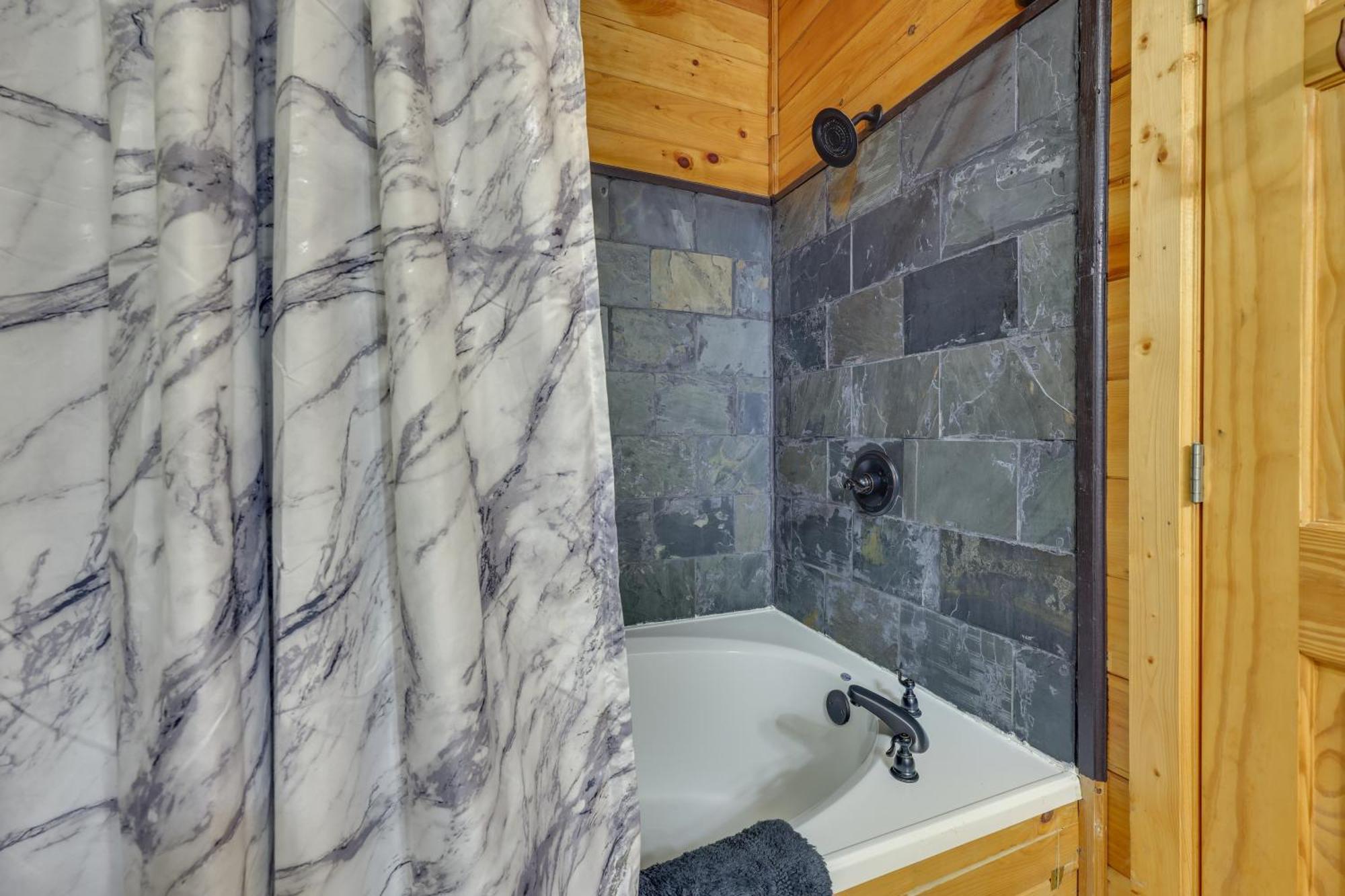 Riverfront Ellijay Cabin With Deck And Pool Access! Bagian luar foto