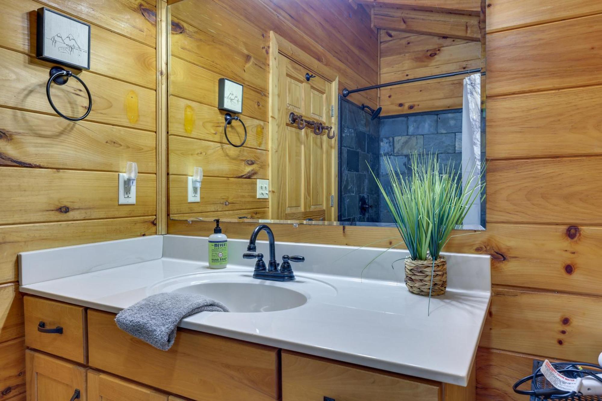 Riverfront Ellijay Cabin With Deck And Pool Access! Bagian luar foto
