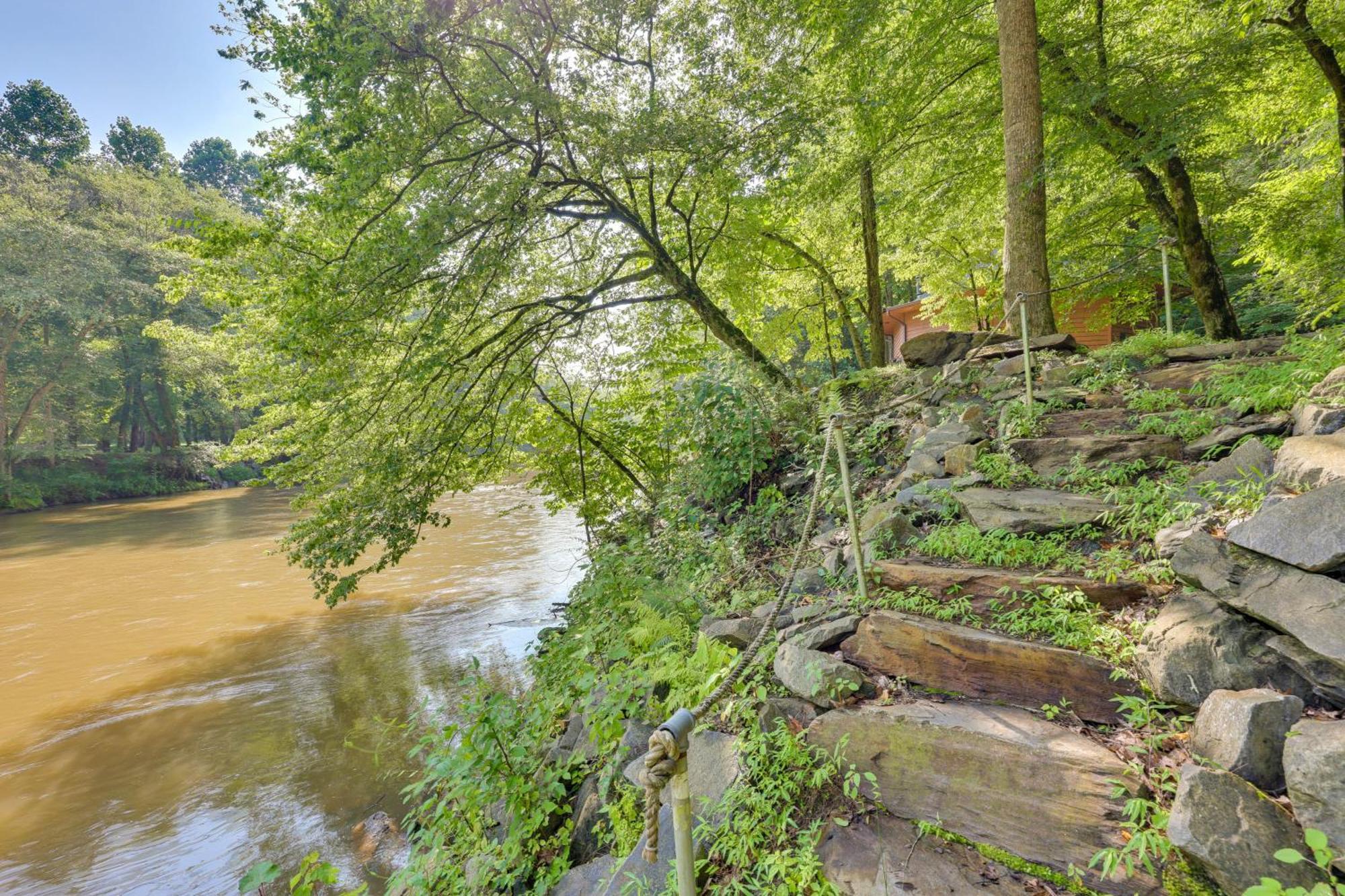Riverfront Ellijay Cabin With Deck And Pool Access! Bagian luar foto