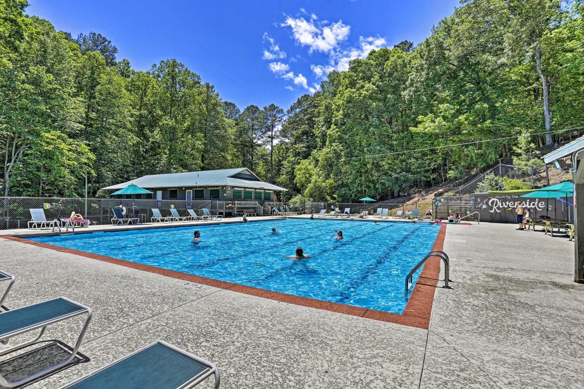 Riverfront Ellijay Cabin With Deck And Pool Access! Bagian luar foto