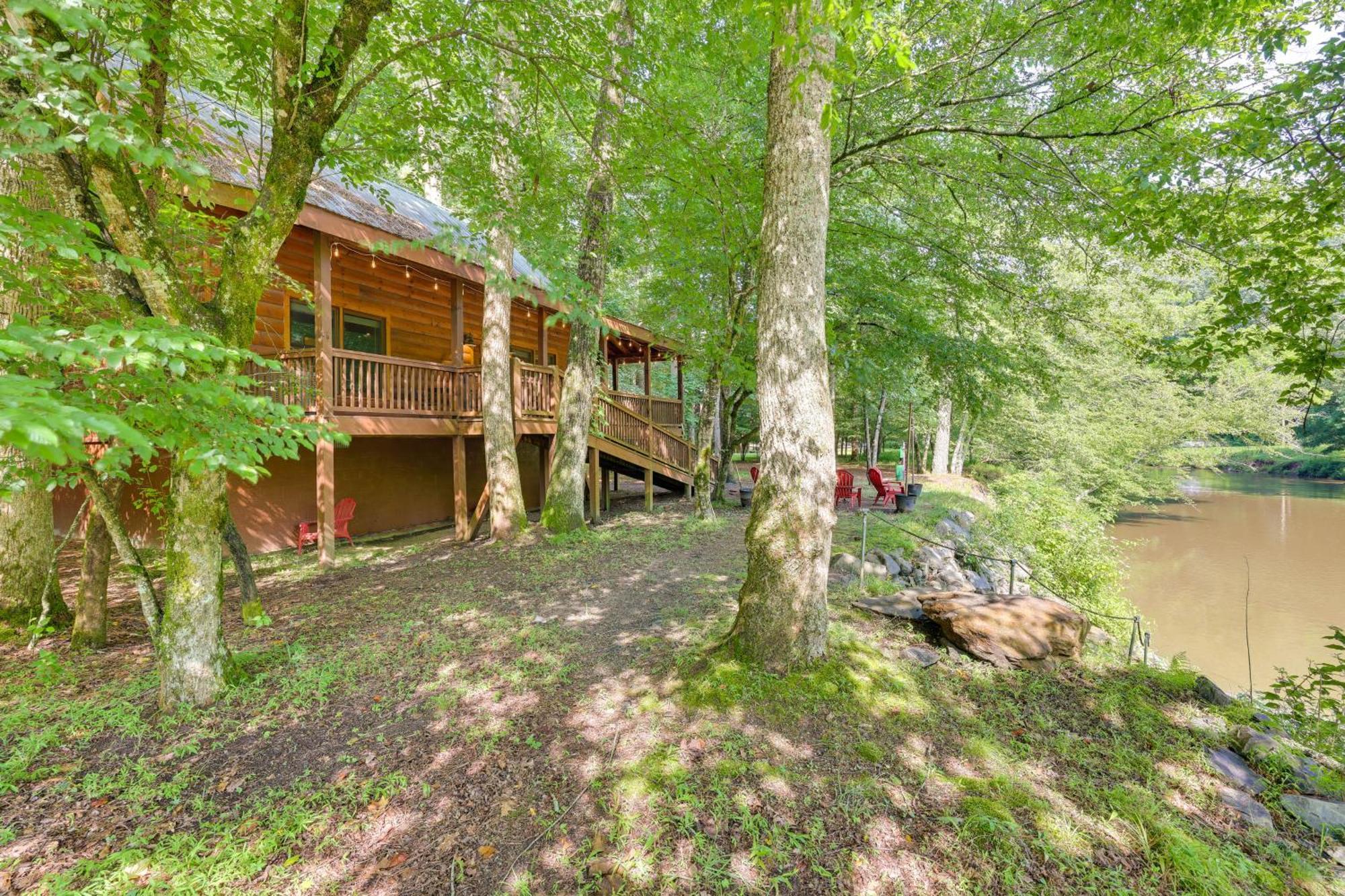 Riverfront Ellijay Cabin With Deck And Pool Access! Bagian luar foto