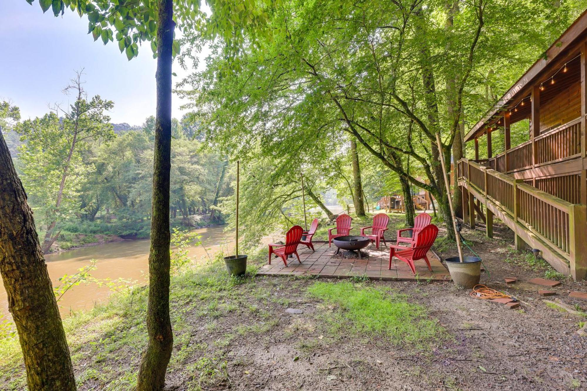 Riverfront Ellijay Cabin With Deck And Pool Access! Bagian luar foto