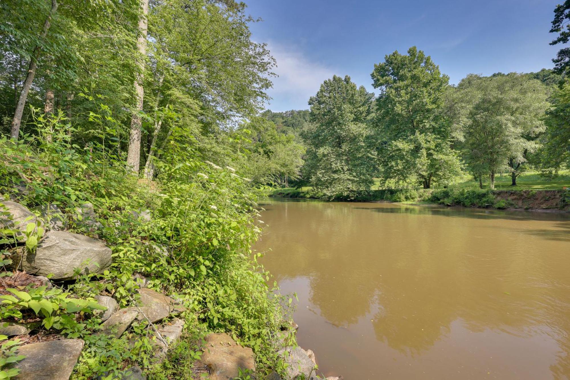 Riverfront Ellijay Cabin With Deck And Pool Access! Bagian luar foto